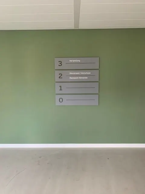 Wandbord met verdiepingsoverzicht op een groene muur in een gebouw aan de Boris Pasternaklaan.
